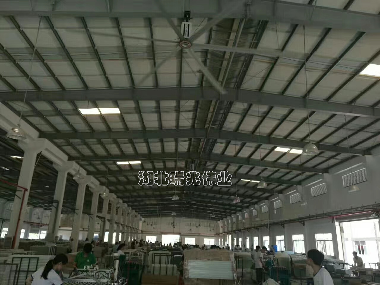 歐比特工業(yè)大風扇、鋼結(jié)構(gòu)廠房通風降溫方案、廠房車間通風降溫方案、大型工業(yè)風扇、物流倉儲大風扇、大吊扇、工業(yè)風扇、廠房車間降溫設(shè)備、廠房車間通風設(shè)備、車間溫控設(shè)備、工業(yè)大吊扇、工業(yè)大風扇、工業(yè)節(jié)能風扇、湖北瑞兆偉業(yè)通風降溫科技有限公司