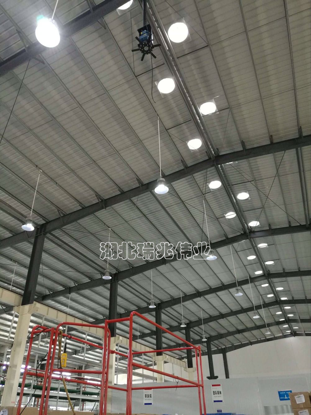 高大廠房降溫通風(fēng)方案、高大廠房降溫通風(fēng)、鋼結(jié)構(gòu)廠房通風(fēng)降溫方案、廠房車間通風(fēng)降溫方案、大型工業(yè)風(fēng)扇、物流倉(cāng)儲(chǔ)大風(fēng)扇、大吊扇、工業(yè)風(fēng)扇、廠房車間降溫設(shè)備、廠房車間通風(fēng)設(shè)備、車間溫控設(shè)備、工業(yè)大吊扇、工業(yè)大風(fēng)扇、工業(yè)節(jié)能風(fēng)扇、湖北瑞兆偉業(yè)通風(fēng)降溫科技有限公司