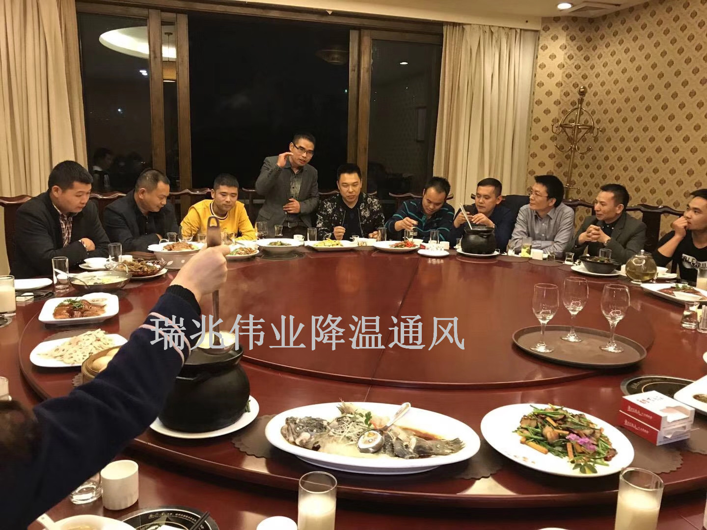 鋼結(jié)構(gòu)廠房通風(fēng)降溫方案、廠房車間通風(fēng)降溫方案、大型工業(yè)風(fēng)扇、物流倉(cāng)儲(chǔ)大風(fēng)扇、大吊扇、工業(yè)風(fēng)扇、廠房車間降溫設(shè)備、廠房車間通風(fēng)設(shè)備、車間溫控設(shè)備、工業(yè)大吊扇、工業(yè)大風(fēng)扇、工業(yè)節(jié)能風(fēng)扇、湖北瑞兆偉業(yè)通風(fēng)降溫科技有限公司