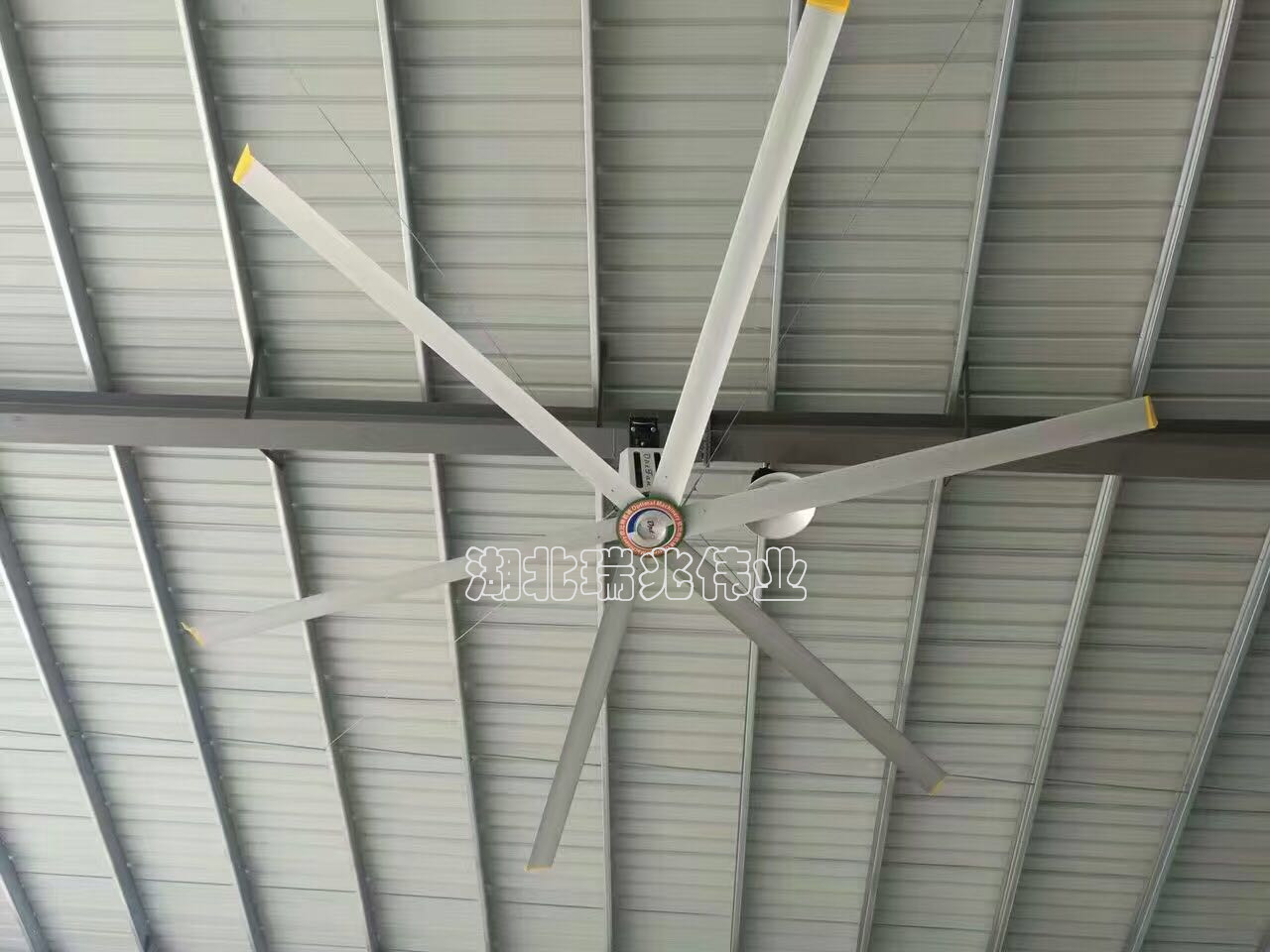 廠房降溫通風(fēng)、鋼結(jié)構(gòu)廠房通風(fēng)降溫方案、廠房車間通風(fēng)降溫方案、大型工業(yè)風(fēng)扇、物流倉儲(chǔ)大風(fēng)扇、大吊扇、工業(yè)風(fēng)扇、廠房車間降溫設(shè)備、廠房車間通風(fēng)設(shè)備、車間溫控設(shè)備、工業(yè)大吊扇、工業(yè)大風(fēng)扇、工業(yè)節(jié)能風(fēng)扇、湖北瑞兆偉業(yè)通風(fēng)降溫科技有限公司