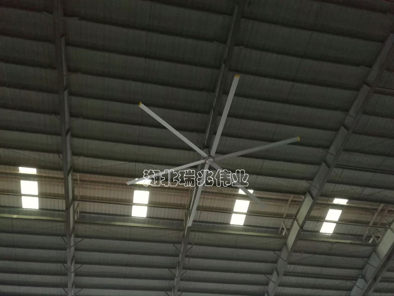 瑞泰風(fēng)工業(yè)大風(fēng)扇、鋼結(jié)構(gòu)廠房通風(fēng)降溫方案、廠房車間通風(fēng)降溫方案、大型工業(yè)風(fēng)扇、物流倉儲(chǔ)大風(fēng)扇、大吊扇、工業(yè)風(fēng)扇、廠房車間降溫設(shè)備、廠房車間通風(fēng)設(shè)備、車間溫控設(shè)備、工業(yè)大吊扇、工業(yè)大風(fēng)扇、工業(yè)節(jié)能風(fēng)扇、湖北瑞兆偉業(yè)通風(fēng)降溫科技有限公司