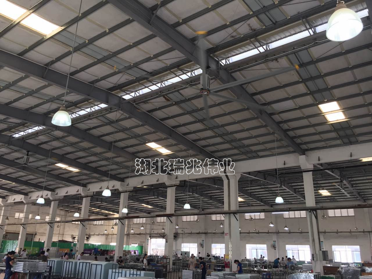 瑞泰風(fēng)工業(yè)大風(fēng)扇、鋼結(jié)構(gòu)廠房通風(fēng)降溫方案、廠房車間通風(fēng)降溫方案、大型工業(yè)風(fēng)扇、物流倉儲(chǔ)大風(fēng)扇、大吊扇、工業(yè)風(fēng)扇、廠房車間降溫設(shè)備、廠房車間通風(fēng)設(shè)備、車間溫控設(shè)備、工業(yè)大吊扇、工業(yè)大風(fēng)扇、工業(yè)節(jié)能風(fēng)扇、湖北瑞兆偉業(yè)通風(fēng)降溫科技有限公司