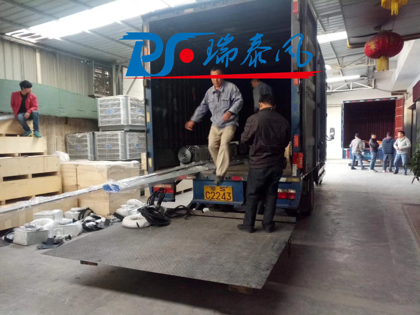 瑞泰風(fēng)工業(yè)大風(fēng)扇、鋼結(jié)構(gòu)廠房通風(fēng)降溫方案、廠房車間通風(fēng)降溫方案、大型工業(yè)風(fēng)扇、物流倉(cāng)儲(chǔ)大風(fēng)扇、大吊扇、工業(yè)風(fēng)扇、廠房車間降溫設(shè)備、廠房車間通風(fēng)設(shè)備、車間溫控設(shè)備、工業(yè)大吊扇、工業(yè)大風(fēng)扇、工業(yè)節(jié)能風(fēng)扇、湖北瑞兆偉業(yè)通風(fēng)降溫科技有限公司