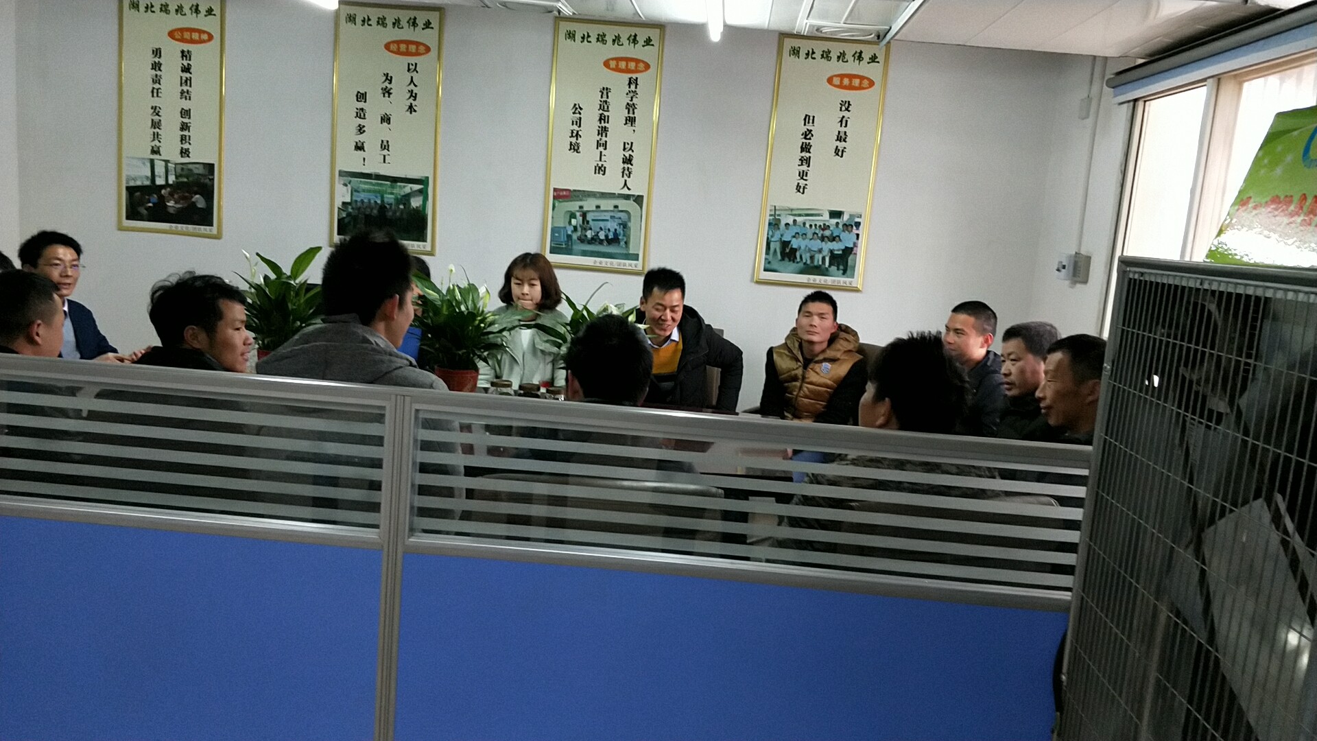 潤東方冷風(fēng)機、瑞泰風(fēng)工業(yè)大風(fēng)扇、鋼結(jié)構(gòu)廠房通風(fēng)降溫方案、廠房車間通風(fēng)降溫方案、大型工業(yè)風(fēng)扇、物流倉儲大風(fēng)扇、大吊扇、工業(yè)風(fēng)扇、廠房車間降溫設(shè)備、廠房車間通風(fēng)設(shè)備、車間溫控設(shè)備、工業(yè)大吊扇、工業(yè)大風(fēng)扇、工業(yè)節(jié)能風(fēng)扇、湖北瑞兆偉業(yè)通風(fēng)降溫科技有限公司