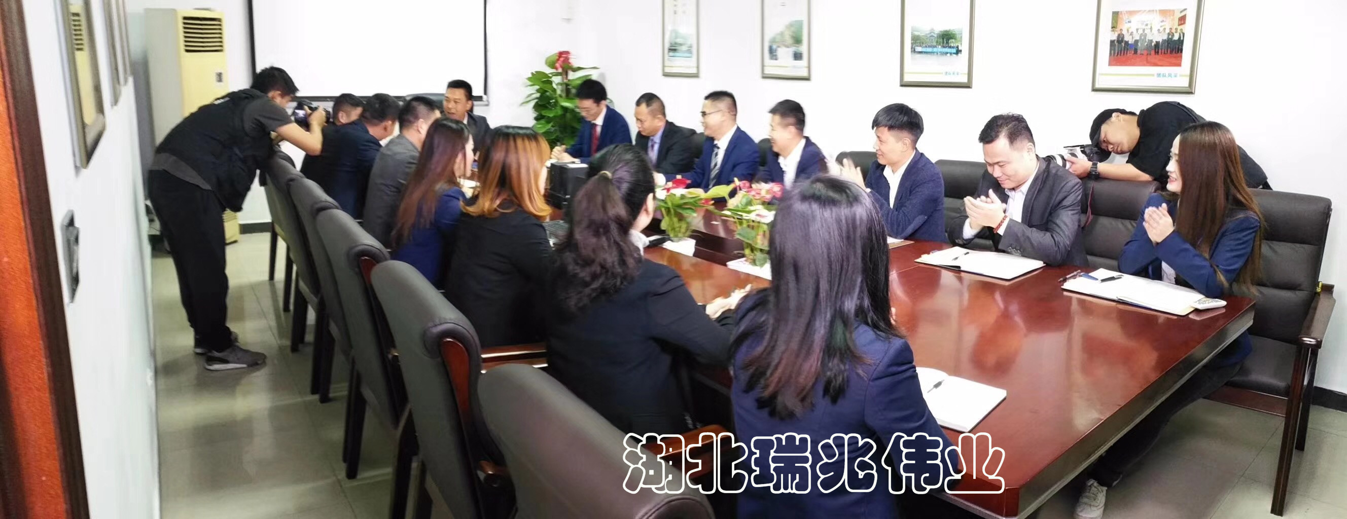 鋼結構廠房通風降溫方案、廠房車間通風降溫方案、大型工業(yè)風扇、物流倉儲大風扇、大吊扇、工業(yè)風扇、廠房車間降溫設備、廠房車間通風設備、車間溫控設備、工業(yè)大吊扇、工業(yè)大風扇、工業(yè)節(jié)能風扇、湖北瑞兆偉業(yè)通風降溫科技有限公司