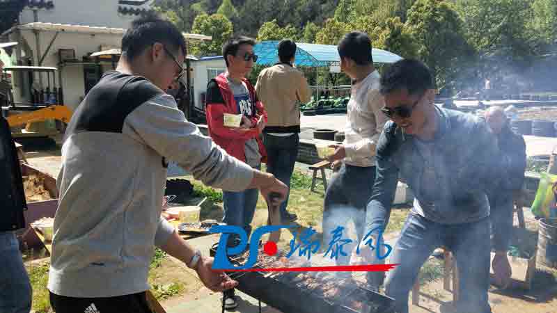 鋼結(jié)構(gòu)廠房通風(fēng)降溫方案、廠房車間通風(fēng)降溫方案、大型工業(yè)風(fēng)扇、物流倉儲(chǔ)大風(fēng)扇、大吊扇、工業(yè)風(fēng)扇、廠房車間降溫設(shè)備、廠房車間通風(fēng)設(shè)備、車間溫控設(shè)備、工業(yè)大吊扇、工業(yè)大風(fēng)扇、工業(yè)節(jié)能風(fēng)扇、湖北瑞兆偉業(yè)通風(fēng)降溫科技有限公司