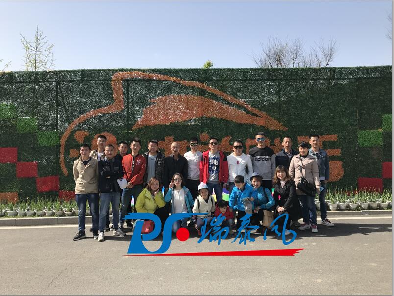 鋼結(jié)構(gòu)廠房通風(fēng)降溫方案、廠房車間通風(fēng)降溫方案、大型工業(yè)風(fēng)扇、物流倉儲(chǔ)大風(fēng)扇、大吊扇、工業(yè)風(fēng)扇、廠房車間降溫設(shè)備、廠房車間通風(fēng)設(shè)備、車間溫控設(shè)備、工業(yè)大吊扇、工業(yè)大風(fēng)扇、工業(yè)節(jié)能風(fēng)扇、湖北瑞兆偉業(yè)通風(fēng)降溫科技有限公司
