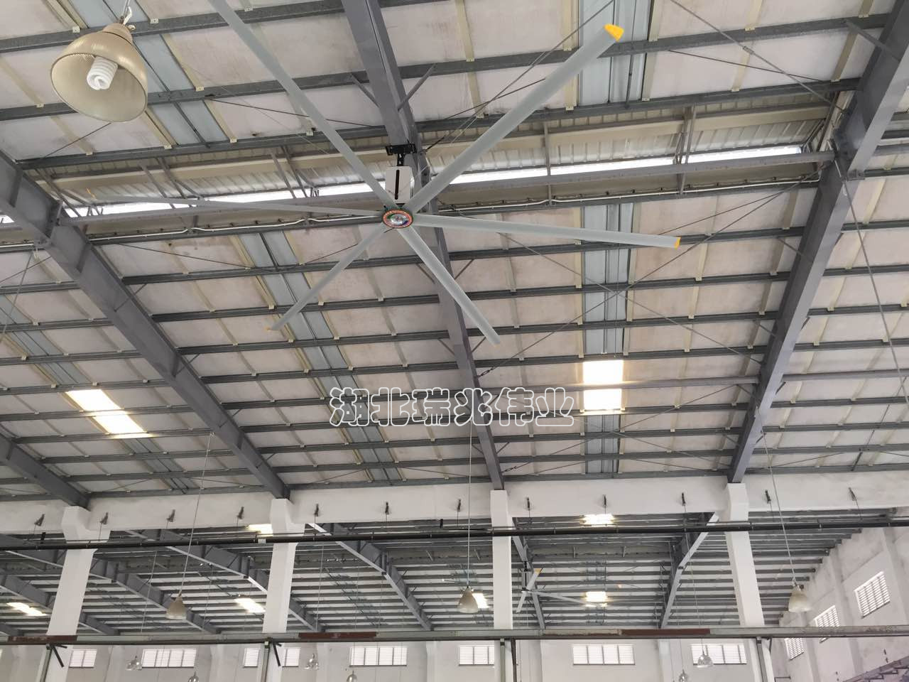 鋼結(jié)構(gòu)廠房通風(fēng)降溫方案、廠房車間通風(fēng)降溫方案、大型工業(yè)風(fēng)扇、物流倉(cāng)儲(chǔ)大風(fēng)扇、大吊扇、工業(yè)風(fēng)扇、廠房車間降溫設(shè)備、廠房車間通風(fēng)設(shè)備、車間溫控設(shè)備、工業(yè)大吊扇、工業(yè)大風(fēng)扇、工業(yè)節(jié)能風(fēng)扇、湖北瑞兆偉業(yè)通風(fēng)降溫科技有限公司