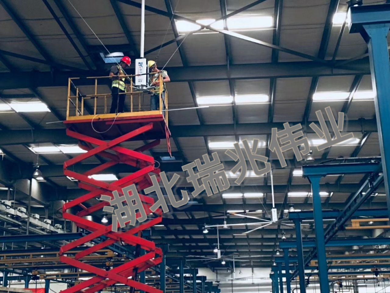 鋼結(jié)構(gòu)廠房通風(fēng)降溫方案、廠房車間通風(fēng)降溫方案、大型工業(yè)風(fēng)扇、物流倉(cāng)儲(chǔ)大風(fēng)扇、大吊扇、工業(yè)風(fēng)扇、廠房車間降溫設(shè)備、廠房車間通風(fēng)設(shè)備、車間溫控設(shè)備、工業(yè)大吊扇、工業(yè)大風(fēng)扇、工業(yè)節(jié)能風(fēng)扇、湖北瑞兆偉業(yè)通風(fēng)降溫科技有限公司