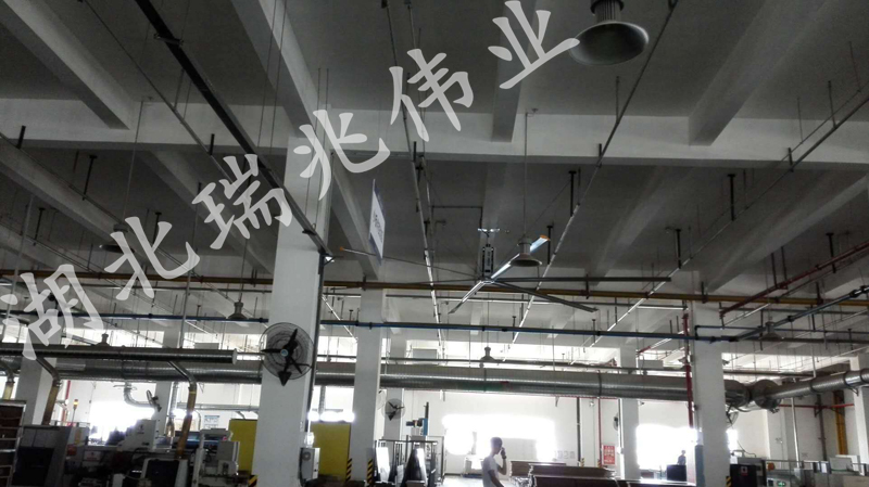 鋼結(jié)構(gòu)廠房通風(fēng)降溫方案、廠房車間通風(fēng)降溫方案、大型工業(yè)風(fēng)扇、物流倉儲大風(fēng)扇、大吊扇、工業(yè)風(fēng)扇、廠房車間降溫設(shè)備、廠房車間通風(fēng)設(shè)備、車間溫控設(shè)備、工業(yè)大吊扇、工業(yè)大風(fēng)扇、工業(yè)節(jié)能風(fēng)扇、湖北瑞兆偉業(yè)通風(fēng)降溫科技有限公司