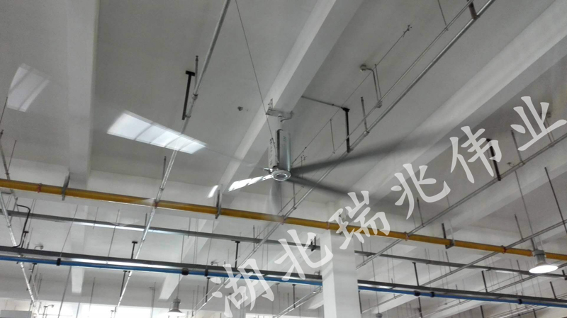 鋼結(jié)構(gòu)廠房通風(fēng)降溫方案、廠房車間通風(fēng)降溫方案、大型工業(yè)風(fēng)扇、物流倉儲大風(fēng)扇、大吊扇、工業(yè)風(fēng)扇、廠房車間降溫設(shè)備、廠房車間通風(fēng)設(shè)備、車間溫控設(shè)備、工業(yè)大吊扇、工業(yè)大風(fēng)扇、工業(yè)節(jié)能風(fēng)扇、湖北瑞兆偉業(yè)通風(fēng)降溫科技有限公司