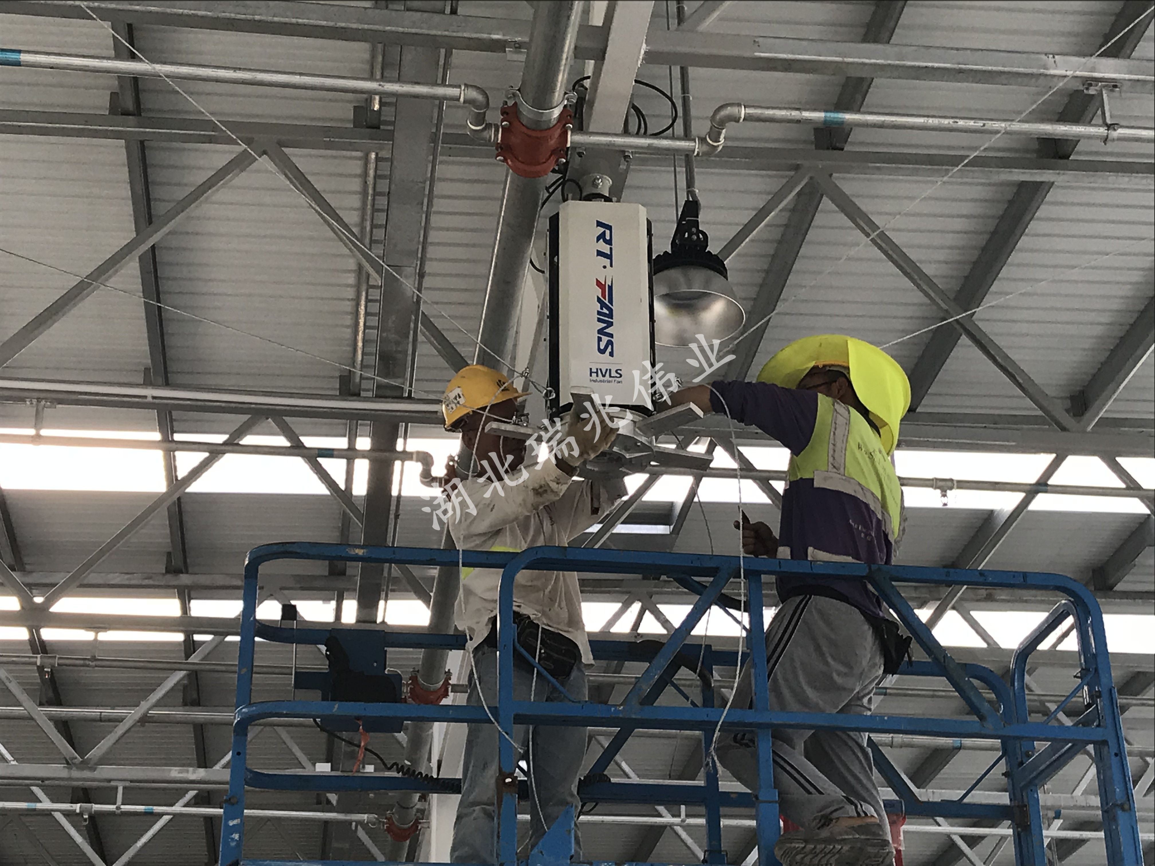 鋼結(jié)構(gòu)廠房通風降溫方案、廠房車間通風降溫方案、大型工業(yè)風扇、物流倉儲大風扇、大吊扇、工業(yè)風扇、廠房車間降溫設(shè)備、廠房車間通風設(shè)備、車間溫控設(shè)備、工業(yè)大吊扇、工業(yè)大風扇、工業(yè)節(jié)能風扇、湖北瑞兆偉業(yè)通風降溫科技有限公司