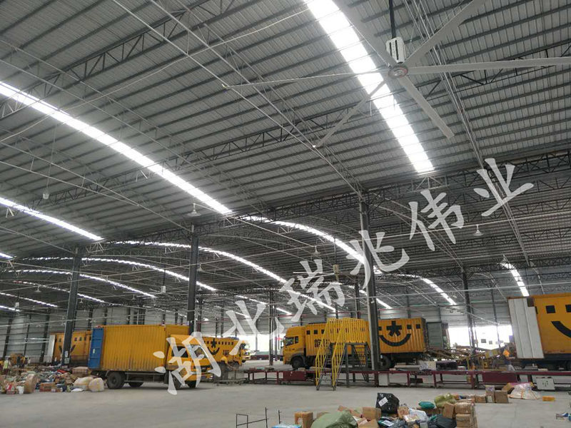 鋼結(jié)構(gòu)廠房通風降溫方案、廠房車間通風降溫方案、大型工業(yè)風扇、物流倉儲大風扇、大吊扇、工業(yè)風扇、廠房車間降溫設(shè)備、廠房車間通風設(shè)備、車間溫控設(shè)備、工業(yè)大吊扇、工業(yè)大風扇、工業(yè)節(jié)能風扇、湖北瑞兆偉業(yè)通風降溫科技有限公司