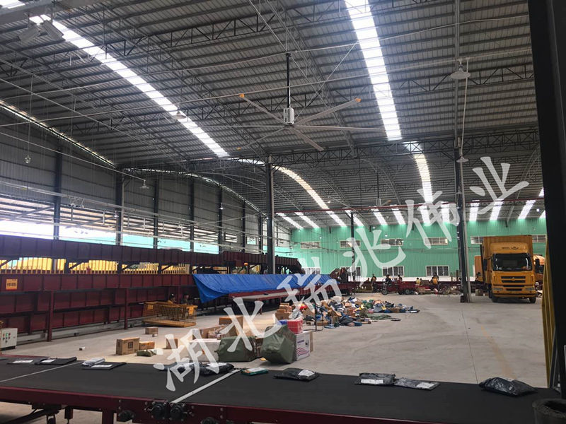鋼結(jié)構(gòu)廠房通風降溫方案、廠房車間通風降溫方案、大型工業(yè)風扇、物流倉儲大風扇、大吊扇、工業(yè)風扇、廠房車間降溫設(shè)備、廠房車間通風設(shè)備、車間溫控設(shè)備、工業(yè)大吊扇、工業(yè)大風扇、工業(yè)節(jié)能風扇、湖北瑞兆偉業(yè)通風降溫科技有限公司