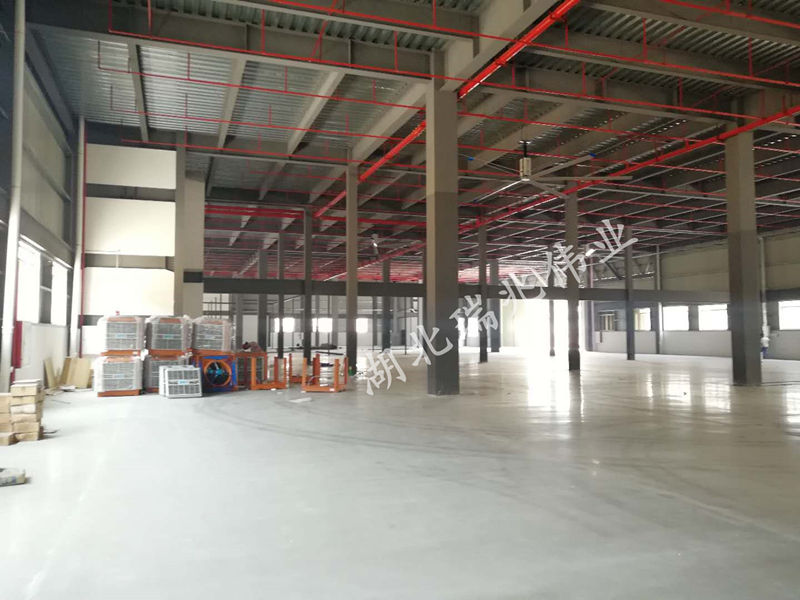 大型工業(yè)風(fēng)扇、工業(yè)大吊扇、工業(yè)大風(fēng)扇、工業(yè)節(jié)能風(fēng)扇、鋼結(jié)構(gòu)廠房通風(fēng)降溫方案、廠房車間通風(fēng)降溫方案