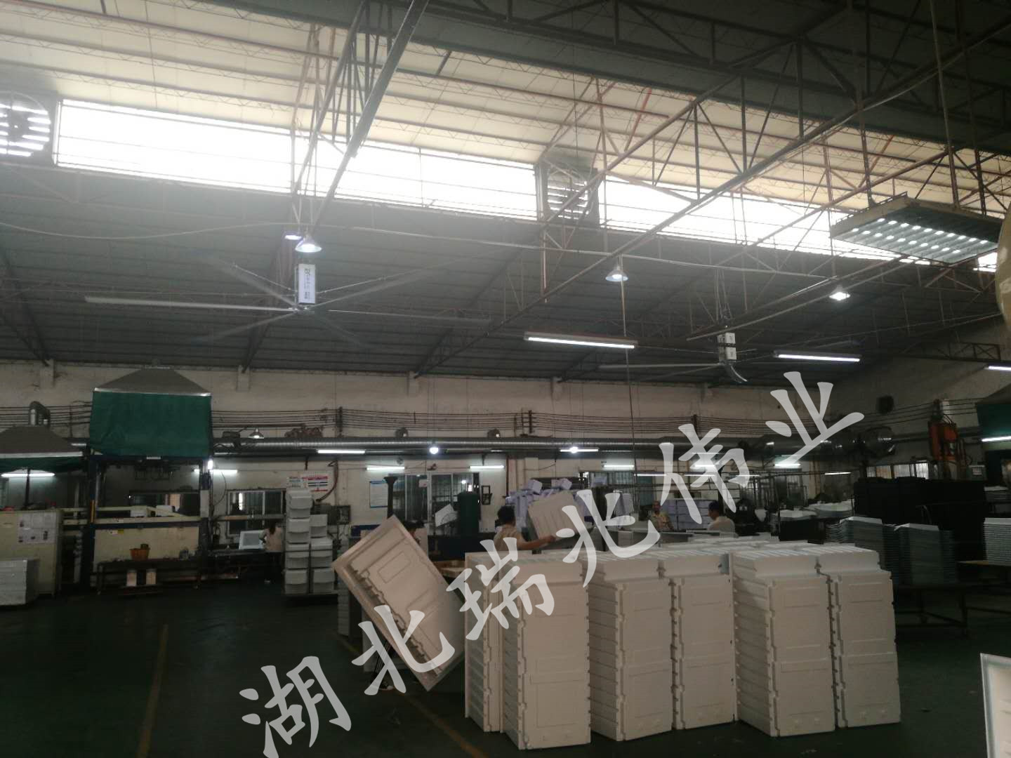 工業(yè)大吊扇、工業(yè)大風(fēng)扇、工業(yè)節(jié)能風(fēng)扇、工業(yè)風(fēng)扇、廠房車間降溫設(shè)備、廠房車間通風(fēng)設(shè)備