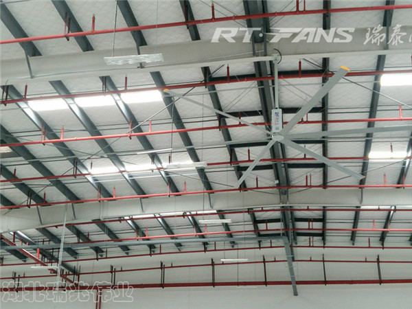 瑞泰風工業(yè)大風扇，瑞泰風工業(yè)大吊扇，瑞泰風大型工業(yè)大風扇，大風扇通風降溫效果，大風扇通風降溫功效，高大鐵皮鋼結構廠房通風降溫用大風扇