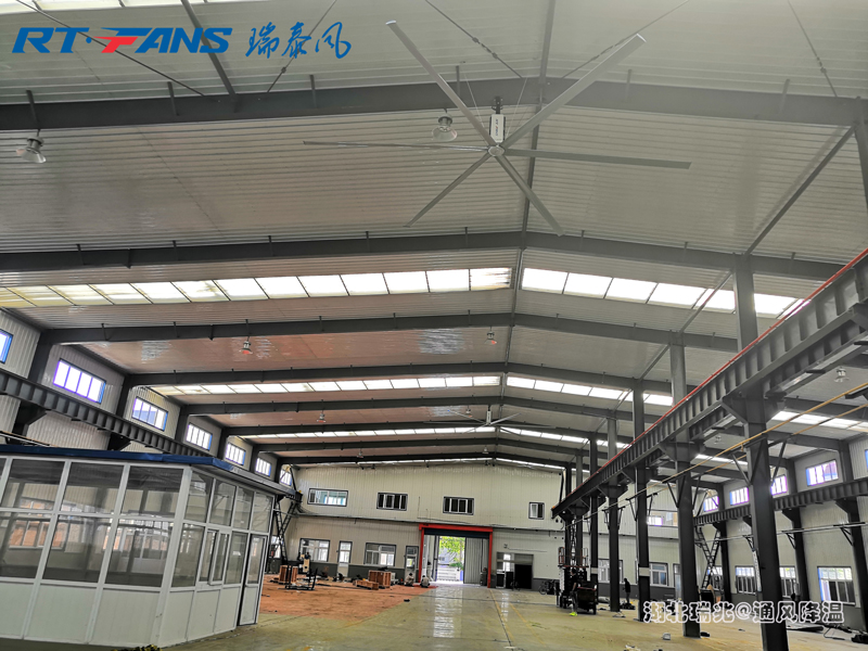 工業(yè)大吊扇    瑞泰風(fēng)工業(yè)大吊扇  武漢廠房降溫  車(chē)間通風(fēng)降溫  工業(yè)節(jié)能風(fēng)扇