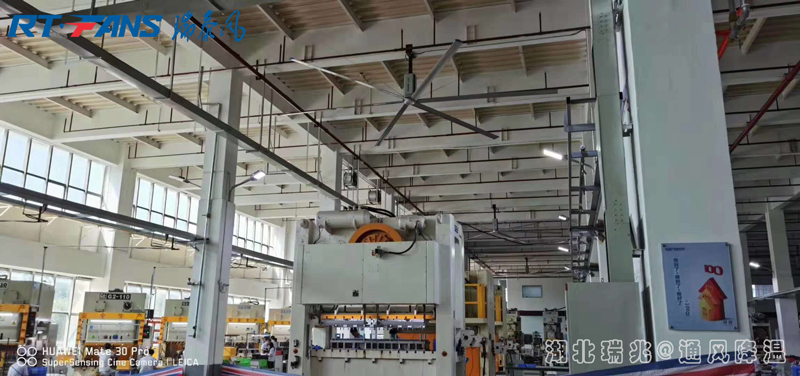 夏日炎炎，你的企業(yè)需要安裝一款工業(yè)大風(fēng)扇幫你迅速解決高大車間的通風(fēng)降溫難題！