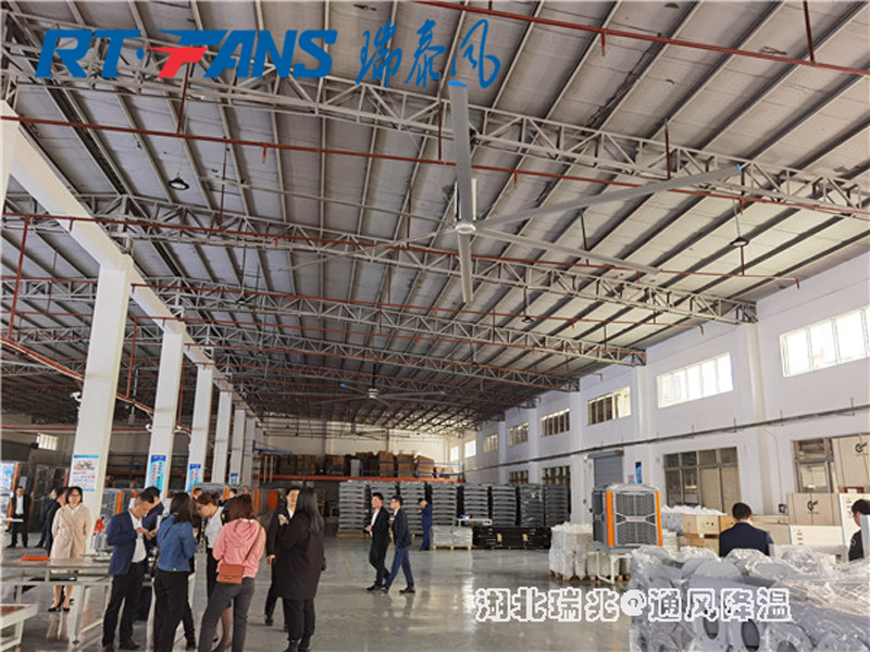 高大空間降溫只需一臺工業(yè)大風(fēng)扇！