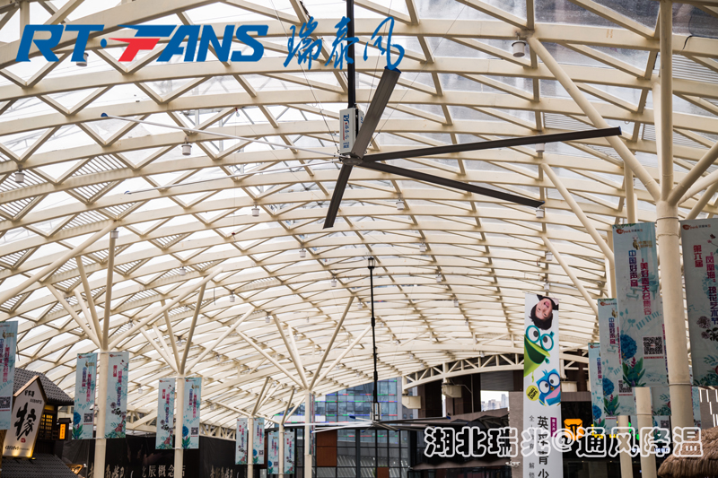 工業(yè)大風(fēng)扇產(chǎn)生的自然微風(fēng)，給人感受到4-6攝氏度的溫差！